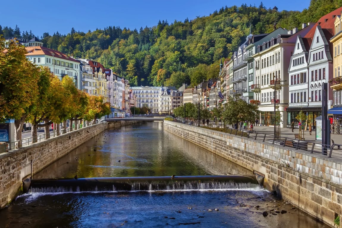 Autobusy plné Ukrajinců míří do lázní. Mají léčbu zadarmo, Češi se zatím marně dohadují s pojišťovnami.