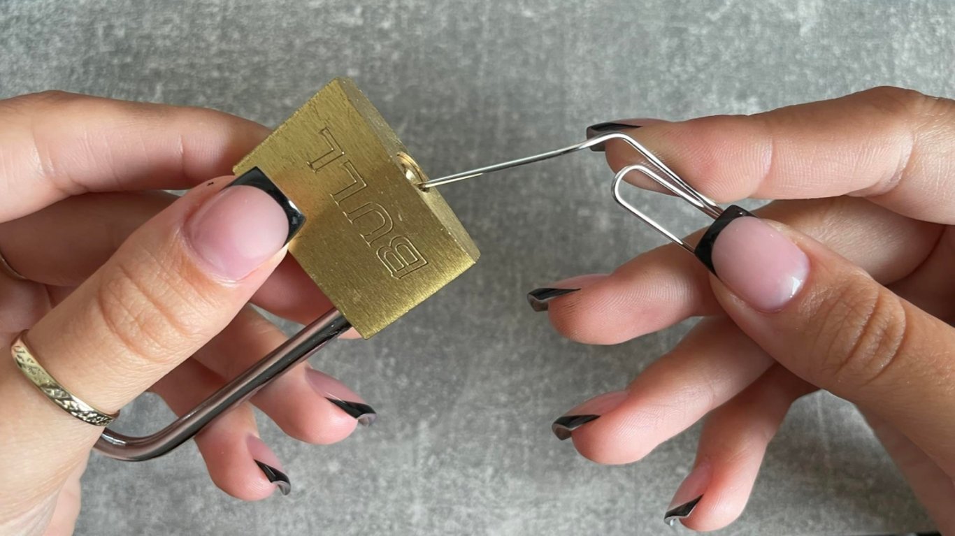 Jednoduchý způsob, jak otevřít zámek, když ztratíte klíč. Potřebujete k tomu jen kancelářskou sponku