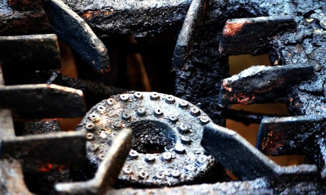 Nechte troubu nebo plynové hořáky, aby se přes noc vyčistily prakticky samy. Babský trik vás zbaví pracného drhnutí