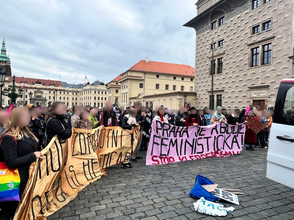 Za svobodu žen i queer lidí. Prahou prošel feministický Pochod za život