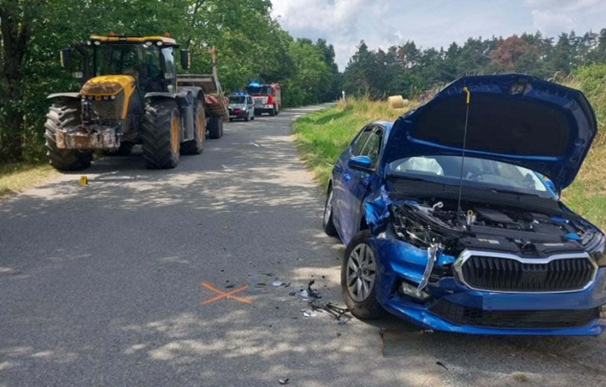 Senior předjížděl traktor, který začal odbočovat. Škoda je dvě stě tisíc