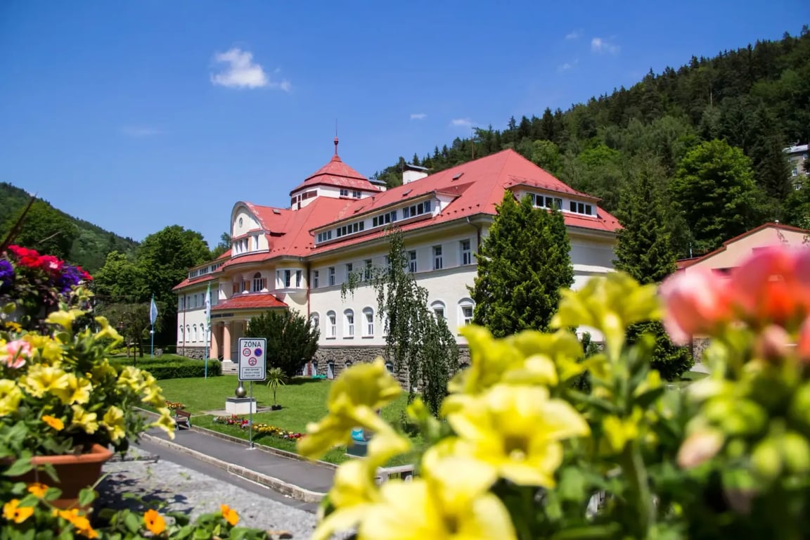 Karlovy Vary se vylidňují. Češi se přesouvají jinam. Konečně docenili lázně s nejléčivější vodou v Evropě