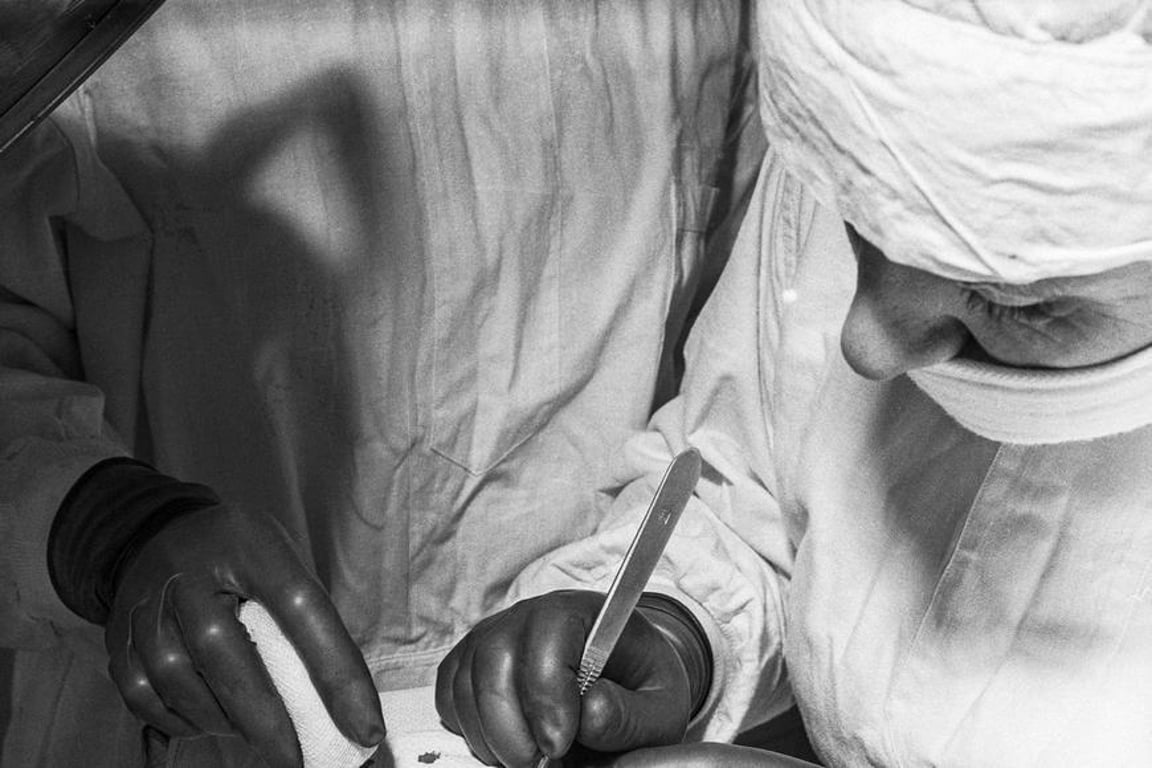 Krutá historie krásy: parafín v prsou měl být revolucí, skončilo to děsem