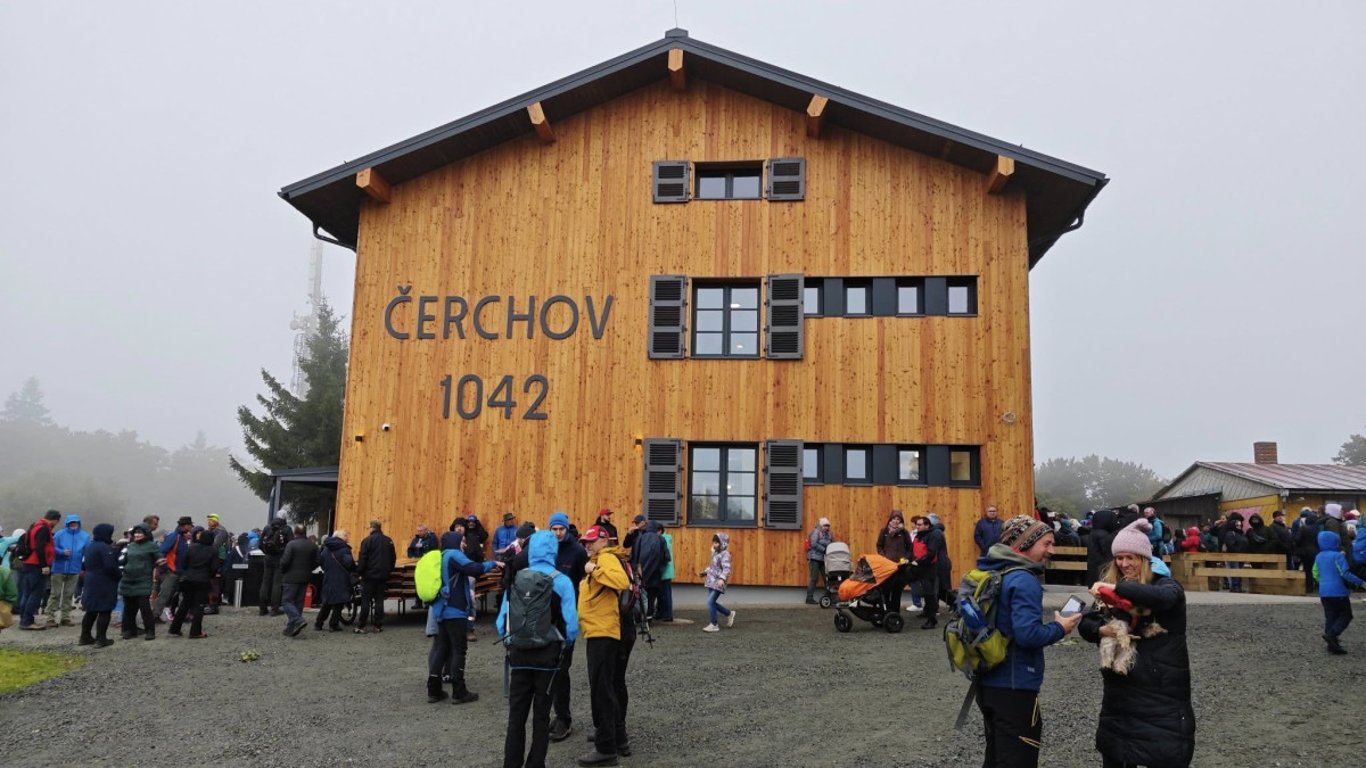 V dešti, vichru a mlze dorazilo 1500 lidí na otevření horské chaty na vrcholu Čerchova