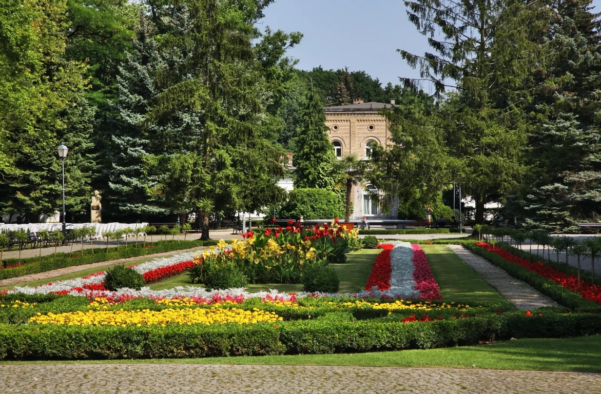 Tady se psala historie lázní. Park, kde se zastavil čas a slavní se vraceli znovu a znovu.