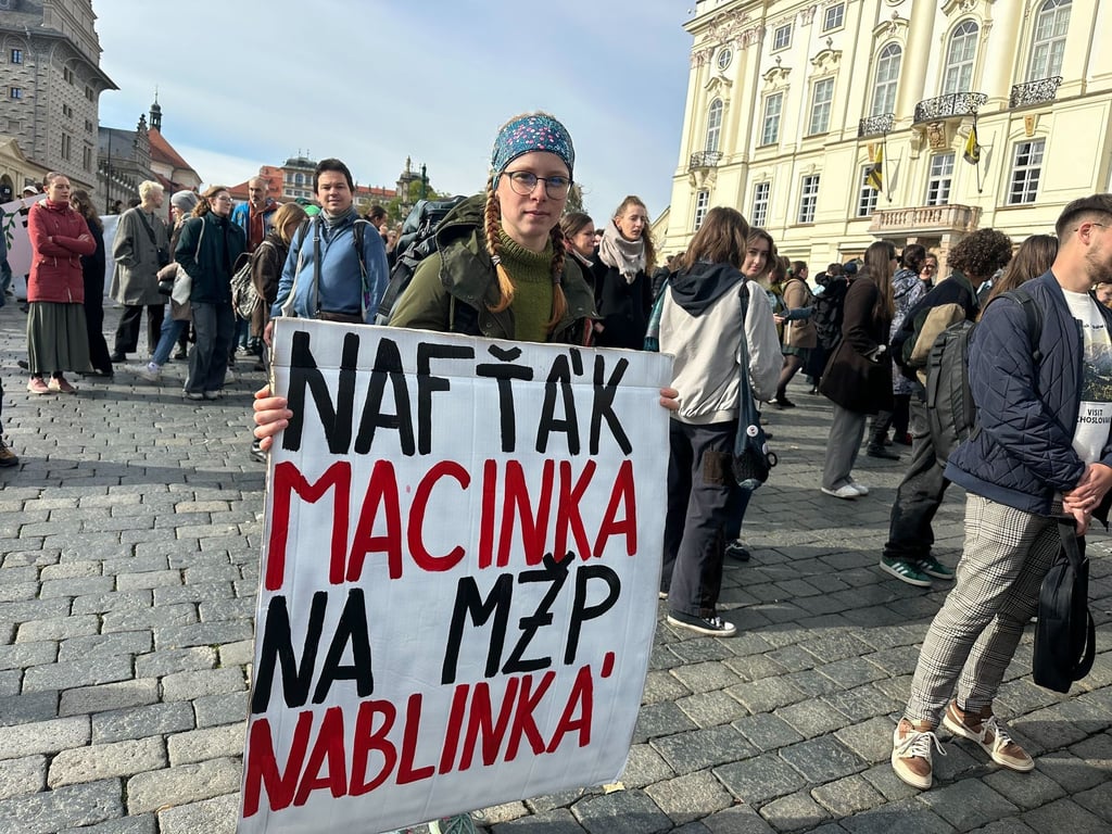 Nafťáka Macinku nechceme. Stovky lidí se sešly na demonstraci proti Motoristům