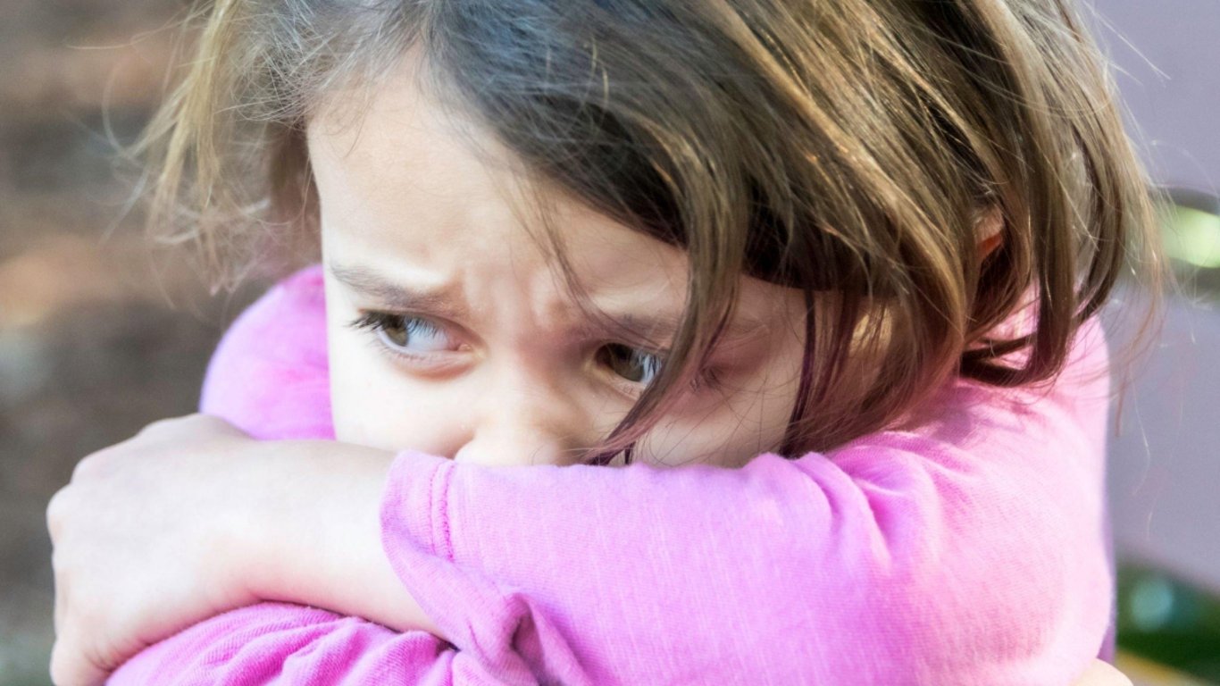 Youtuber Tary čelí další kritice. Na videu s holčičkou, která viditelně trpí, neshledává nic špatného. Odborníci i rodiče zuří