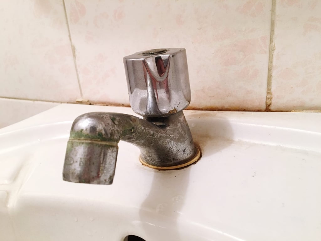 Tajemství hospodyněk: Levný trik, jak mít koupelnu bez skvrn a usazenin