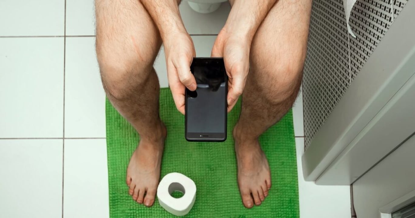 Takto ničíte své zdraví, pokud používáte telefon na záchodě: O skrytých následcích ví jen hrstka lidí