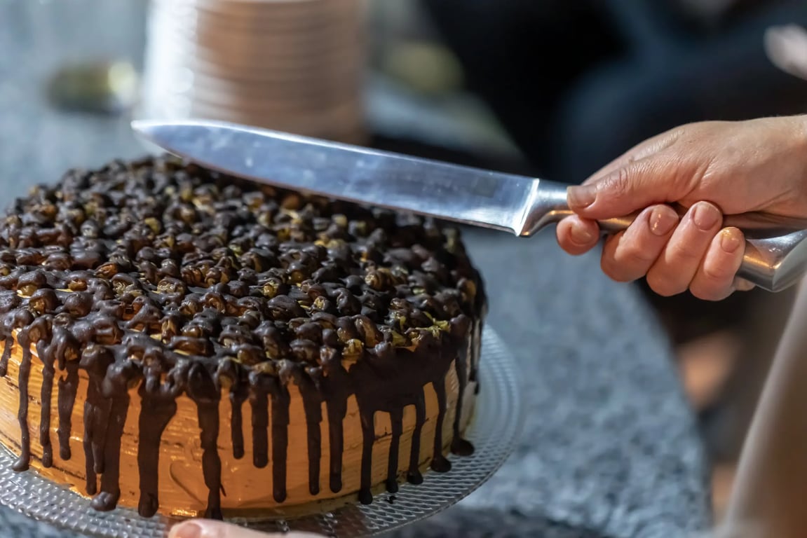 Rodinná oslava skončila masakrem. Devatenáctiletý chlapec ubodal svého otčíma