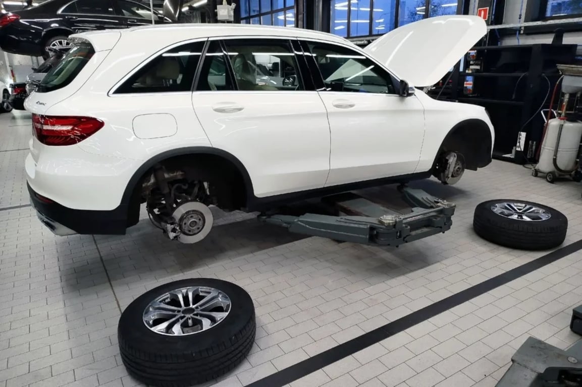 Auto bez kol čeká na přezutí
