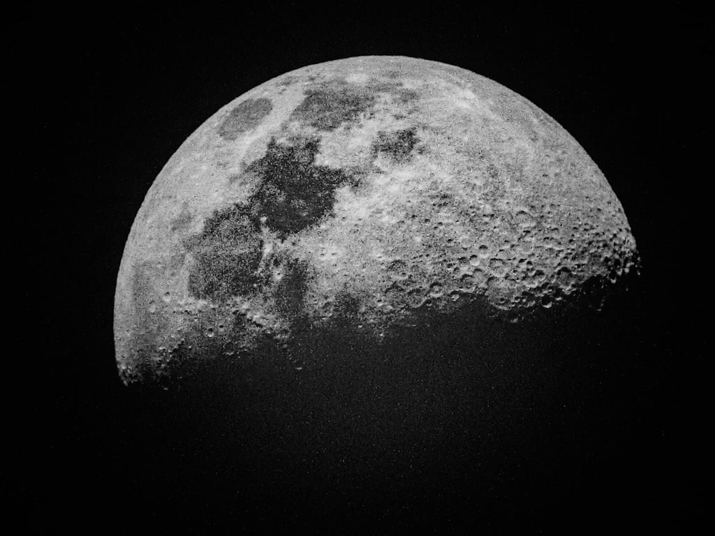 V nitru Měsíce leží cosi podivného. NASA se chystá zjistit, co skrývá jeho největší kráter