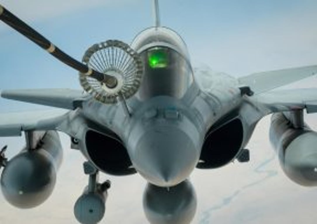 Letoun Dassault Rafale při tankování