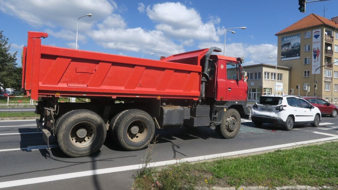 Nepozornost před křižovatkou. V Šumperku řidič Tatry vrazil do osobáku, škoda sto tisíc