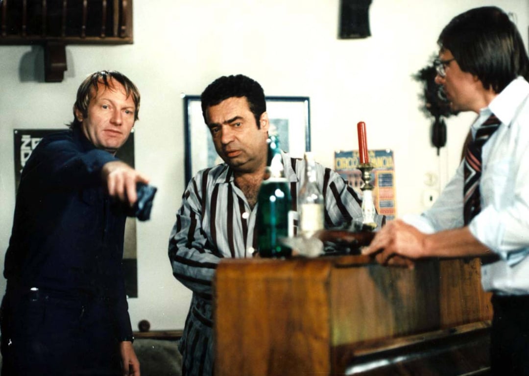 Jen ho nechte, ať se bojí: Nárožný opravdu řídil vlak, Menšík natáčel s injekcemi a skutečná láska Soboty a Vondráčkové