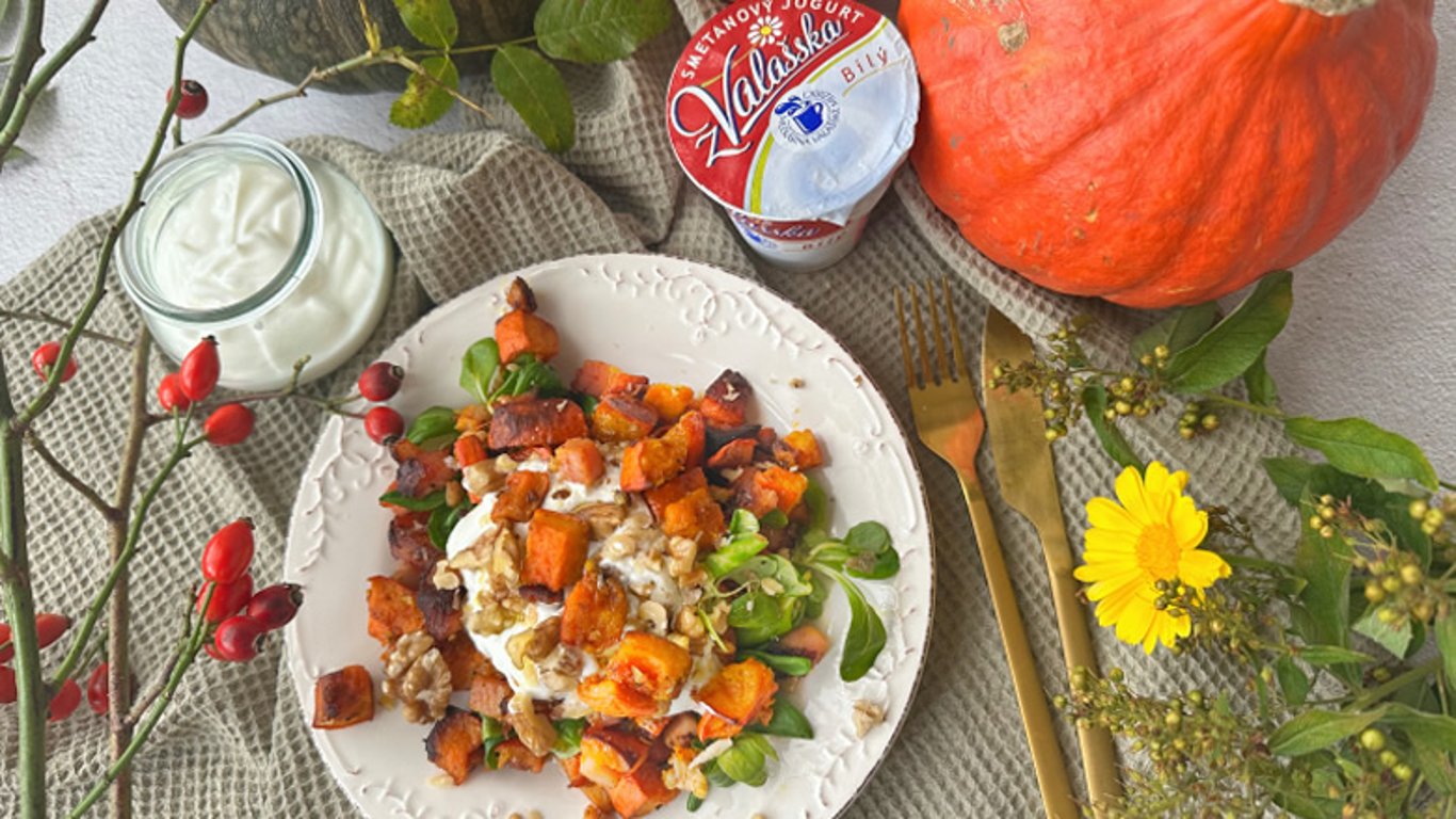 Pečená dýně s křupavým špekem, ořechy a jogurtem