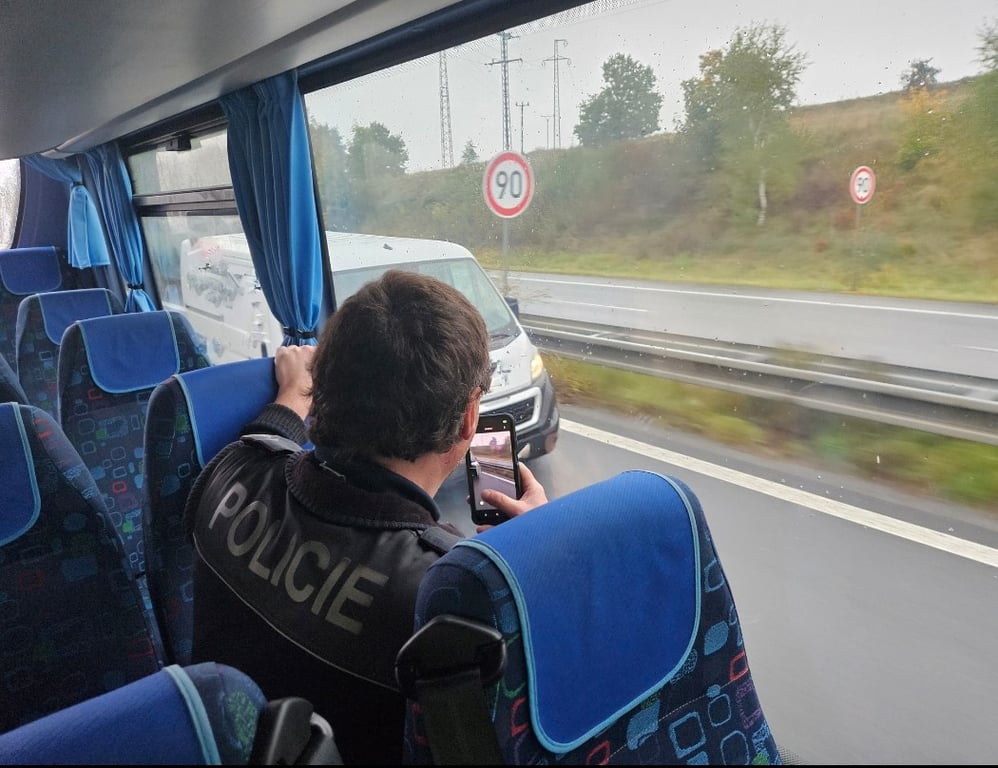 Policie opět využila ke kontrolám řidičů svůj autobus, pomohl odhalit 29 přestupků