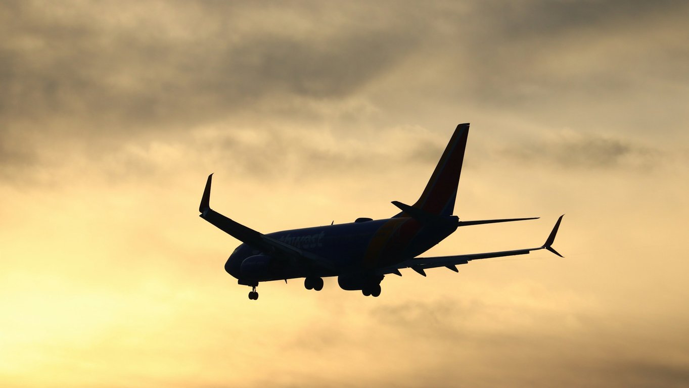 Letadlo United Airlines zasaženo neznámým objektem ve 36 000 stopách. Nikdo neví, o co šlo