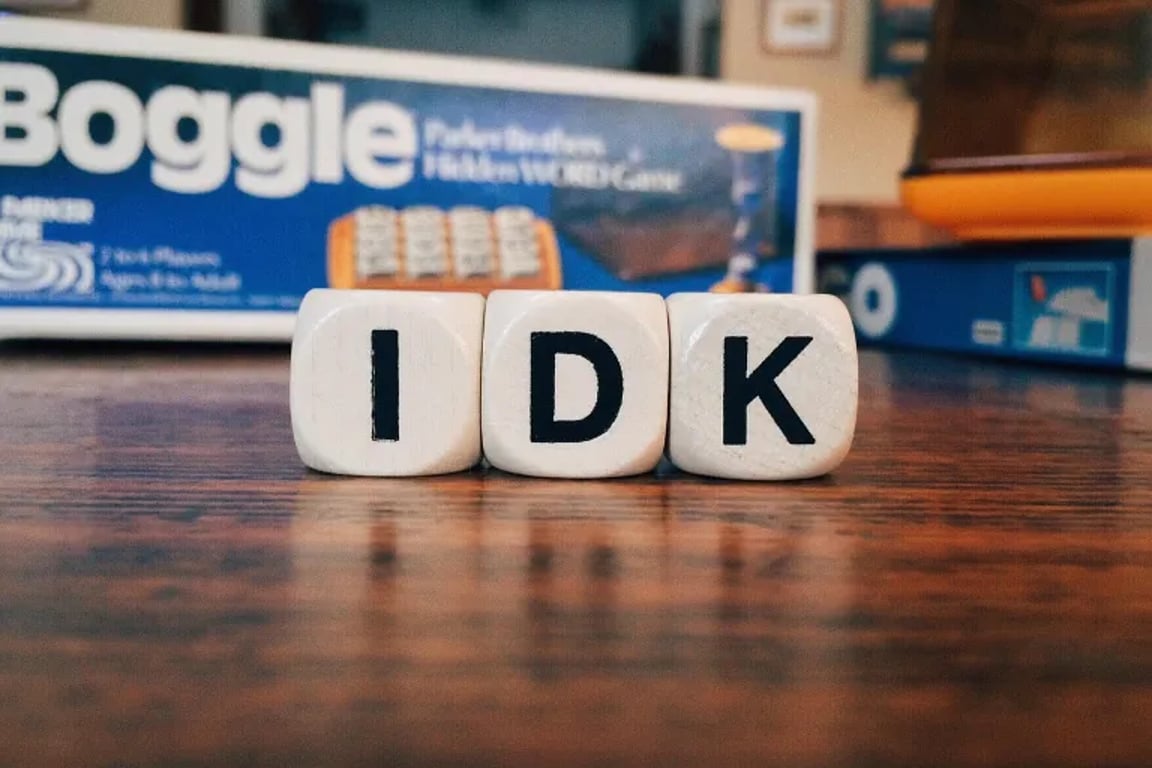 Slovníček anglických zkratek, které využijete doma i na cestách