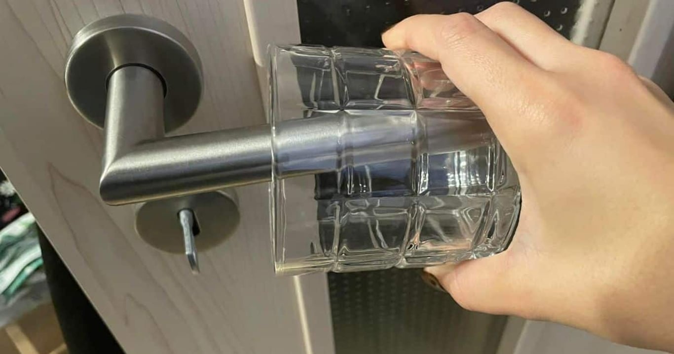 Obyčejná sklenice na klice může působit směšně. Ve skutečnosti jde o geniální ochranu domova