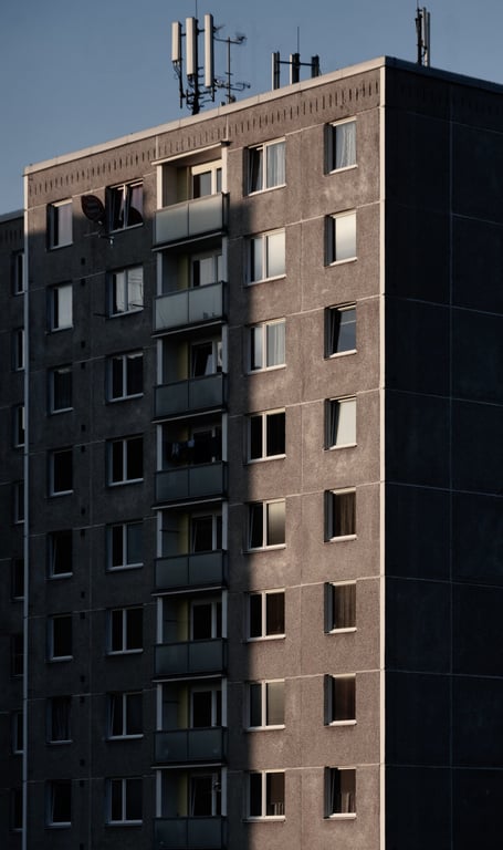 Z 15. patra panelového domu na Jižním Městě vypadla mladá žena