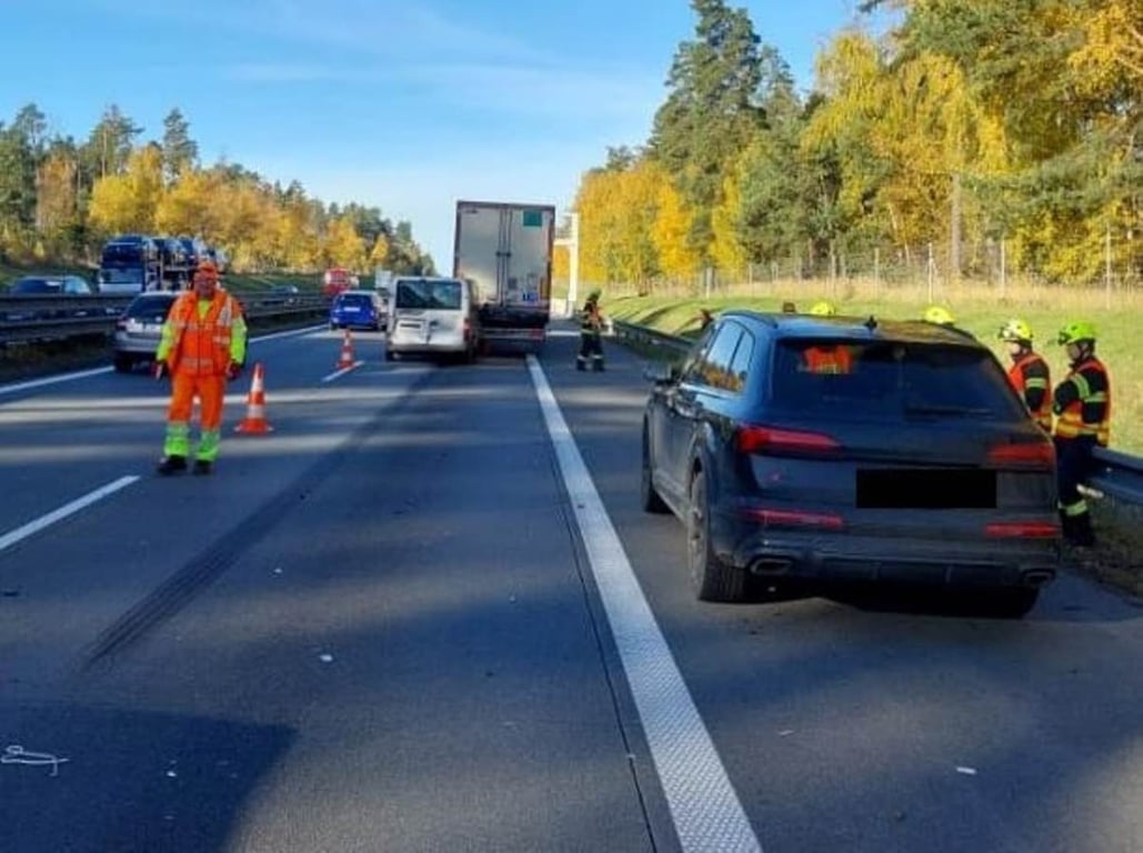 Aktuálně: Na dálnici bourala tři vozidla. V místě se tvoří kolony
