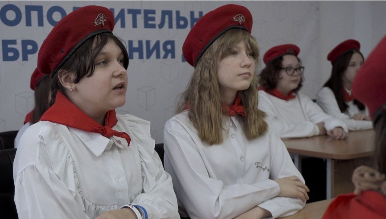 Propaganda v ruských školách naživo. Z dokumentu Pan Nikdo proti Putinovi mrazí