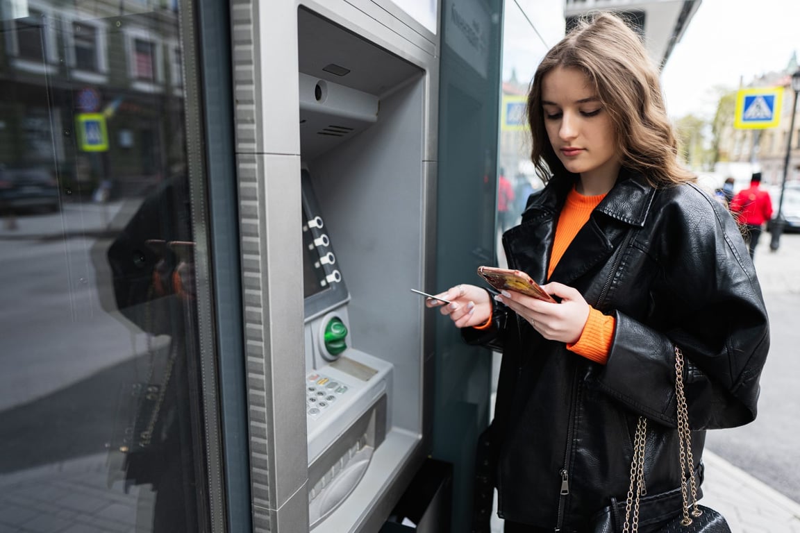 Češi zuří: banky po nich chtějí za výběr z bankomatu 250 Kč a často si toho zprvu ani nevšimnou