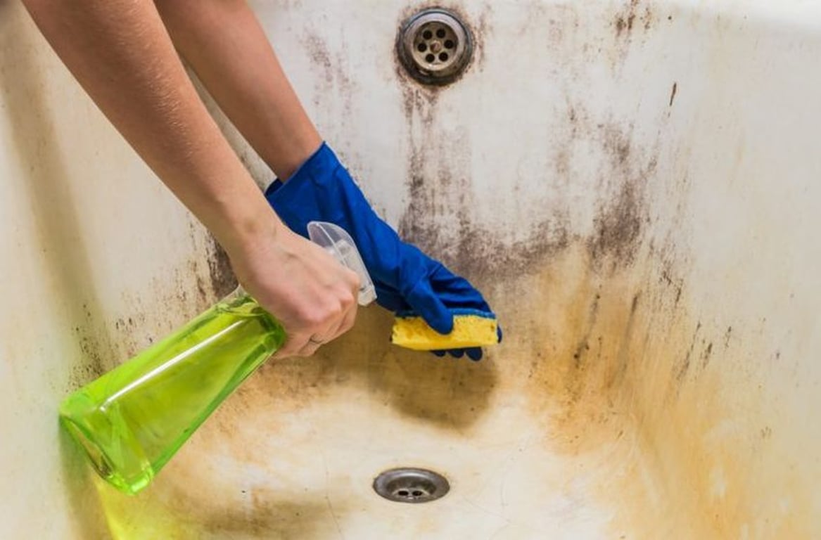 Jak vyčistit koupelnu s pomocí peroxidu vodíku na dlouho