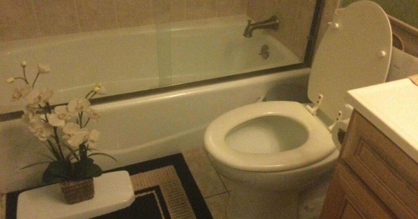 Zapomeňte na ocet a jedlou sodu. Tento tajný trik hotelových uklízeček vyčistí záchod 100x lépe