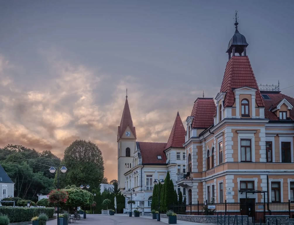 Město Trenčianské Teplice při západu Slunce.