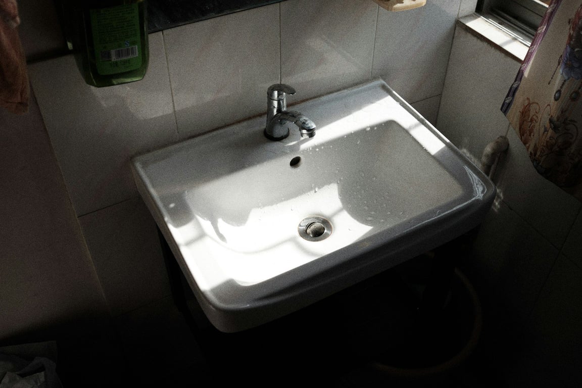 Přepadový otvor je třeba pravidelně čistit. Není to nijak náročné.