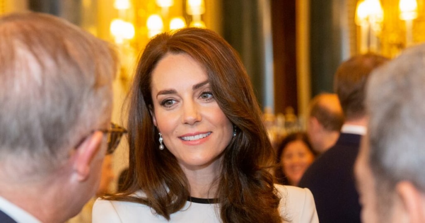 Princezna Kate dojala fanoušky svou návštěvou základny RAF. V elegantním outfitu se věnovala i dětem