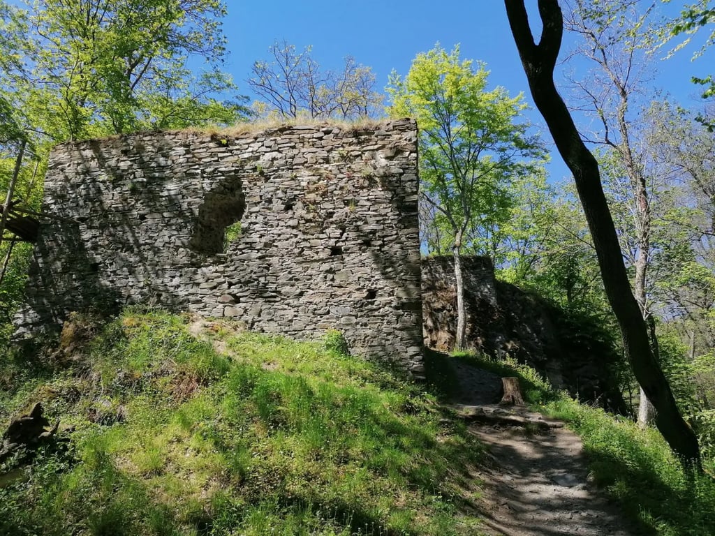 Toto je nejmenší středověký královský hrad v Česku. Vypadá jako domeček pro skřítky a vstup je na podzim zdarma