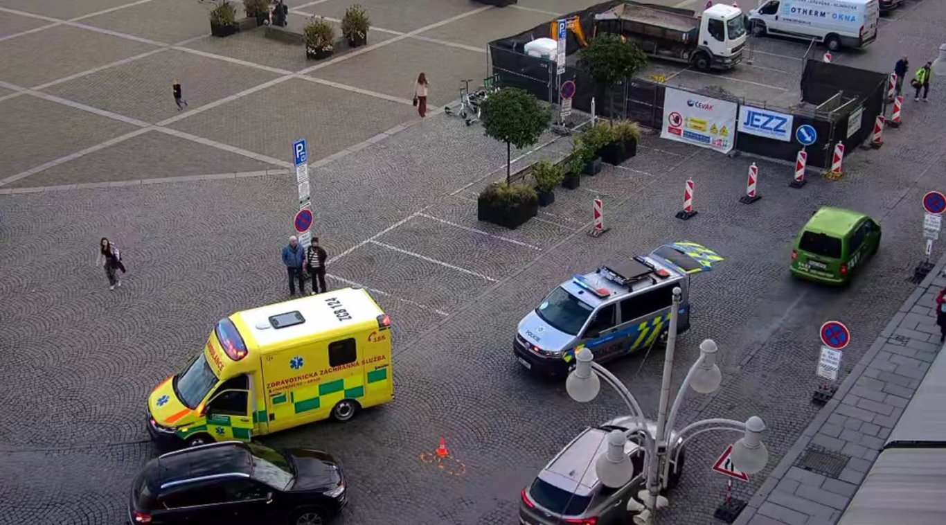 Nepozorný řidič srazil na budějovickém náměstí seniorku, skončila v nemocnici