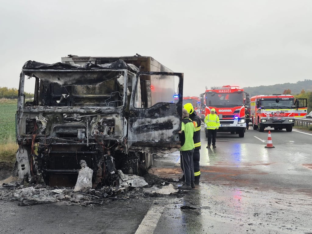 Hořící kamion na D11 zastavil na tři hodiny dopravu