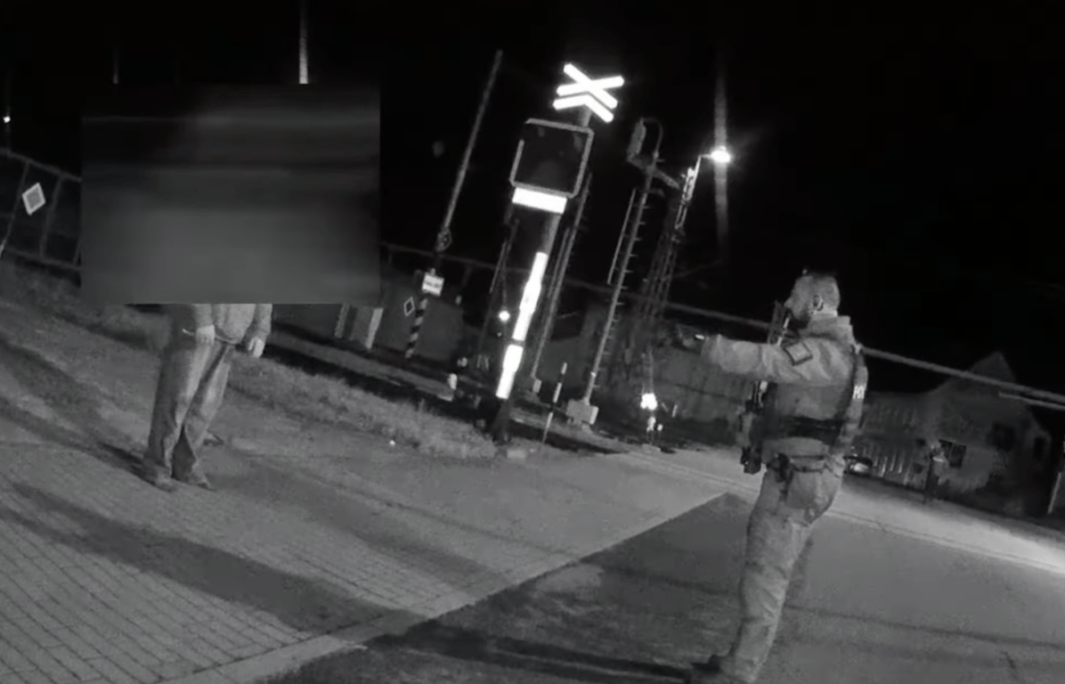 VIDEO: Podívej, kolik je tady lidí, nikomu nejsi lhostejný. Policisté rozmluvili sebevraždu mladému muži