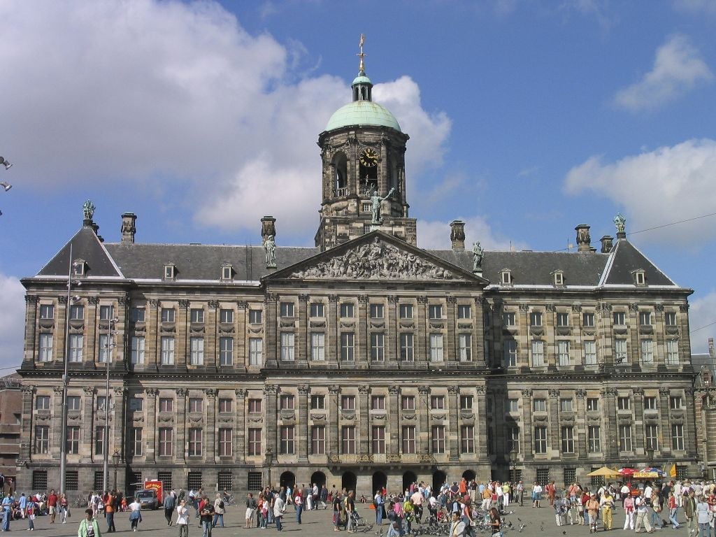 "F*ck Israel". Aktivisté postříkali královský palác v Amsterdamu červenou barvou