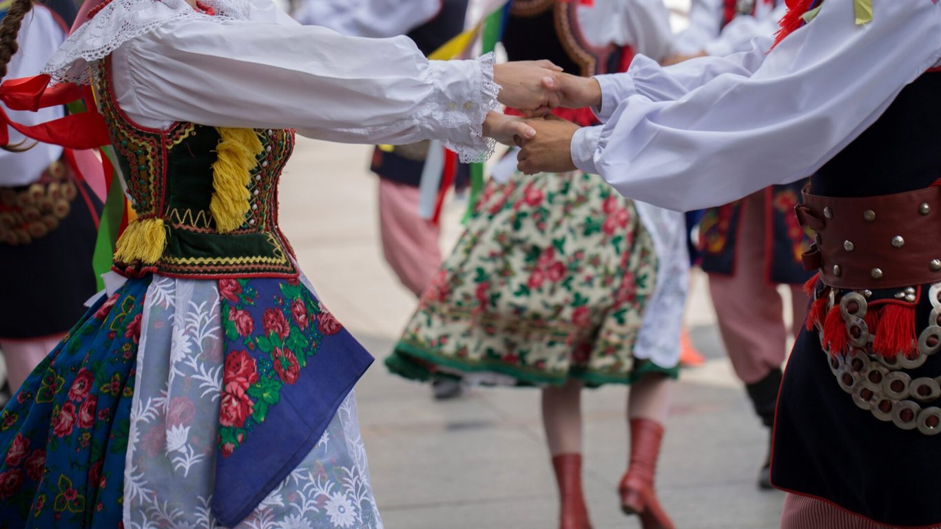 Polsko je svým folklorem proslulé. Polské tance jsou něco, na co jsou místní obyvatelé hrdí.