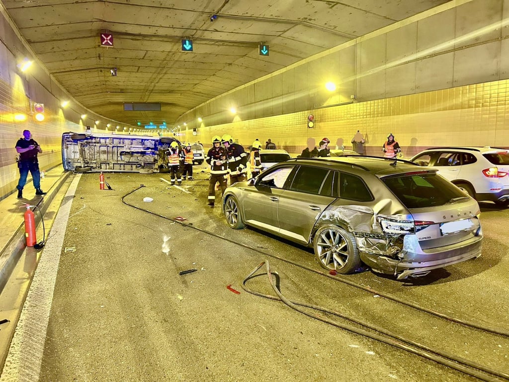 Dopravní nehoda v tunelu Blanka. Na místě zasahují hasiči, zprovozněn je jeden jízdní pruh