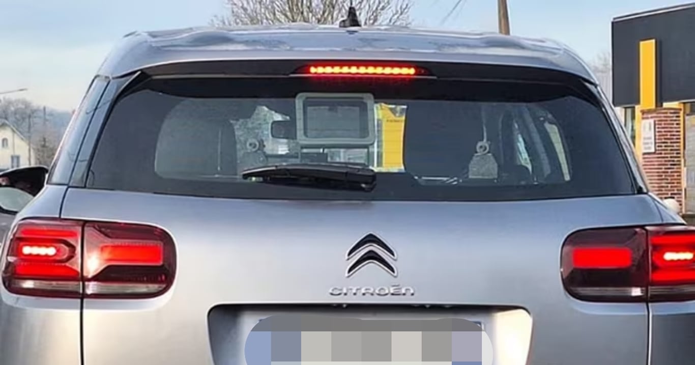 Nová neoznačená policejní auta s radarem vyhlíží české dovolenkáře. Zde jsou v provozu každý den 6 hodin