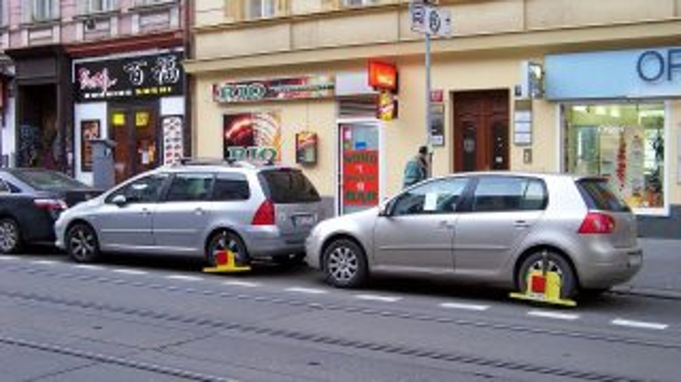 Peníze šetří tím, že porušují předpisy: Řidiči si spočítali, že se jim vyplatí neplatit za parkování. Policie je na ně krátká