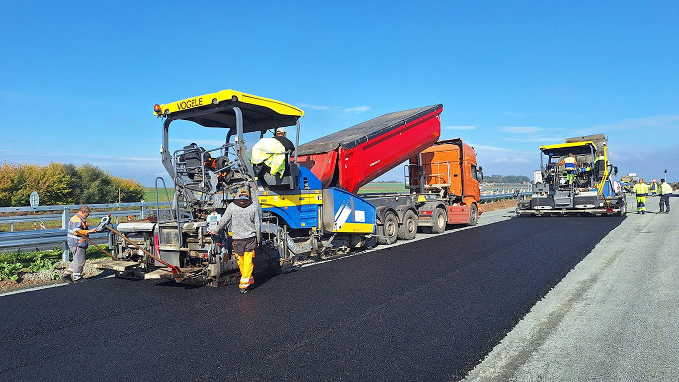 VIDEO: Nový EXIT na D35 u Olomouce míří k otevření, rondel u Globusu znovu ožije