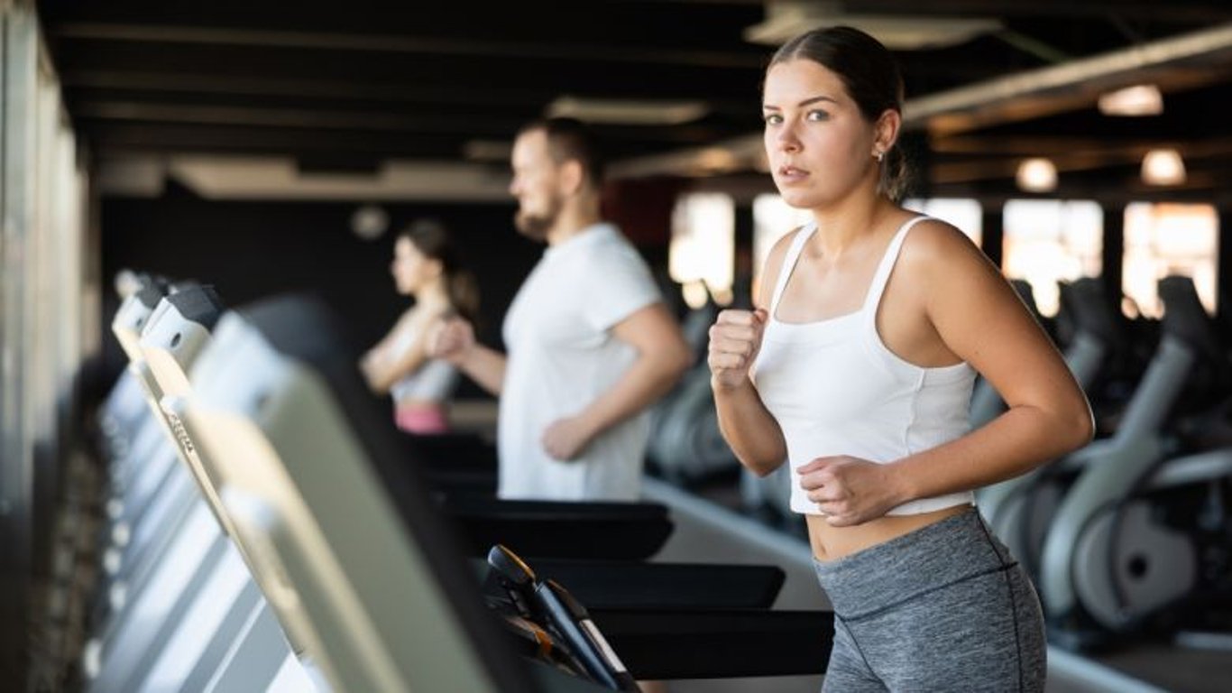 Přestaňte se trápit běháním. Nová studie ukazuje cvičení, kterým lze spalovat tuky stejně rychle