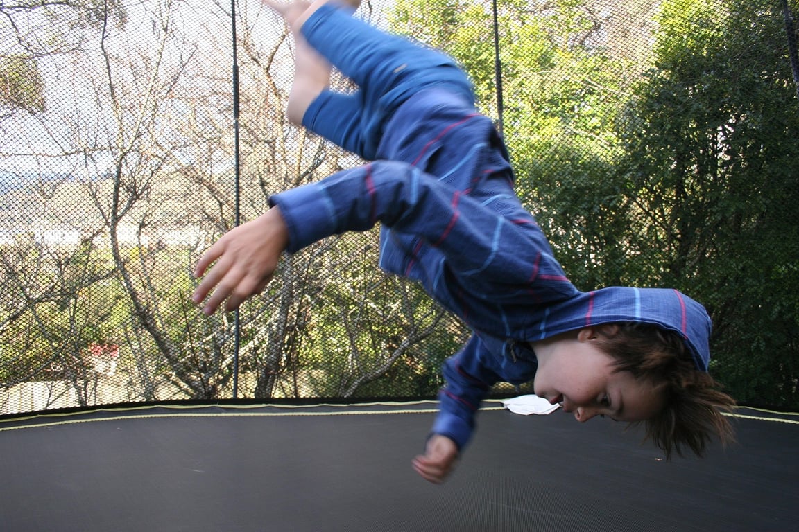 Trampolína na zahradě: Bezpečnost, nosnost a tipy pro děti