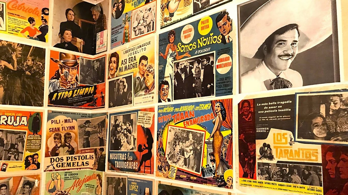 Retro plakáty a ilustrace: Vdechněte svému interiéru uměleckou atmosféru starých časů. Inspirujte se