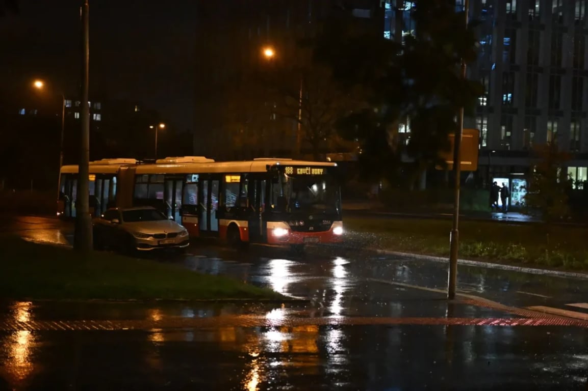 Autobus jede nočním městem