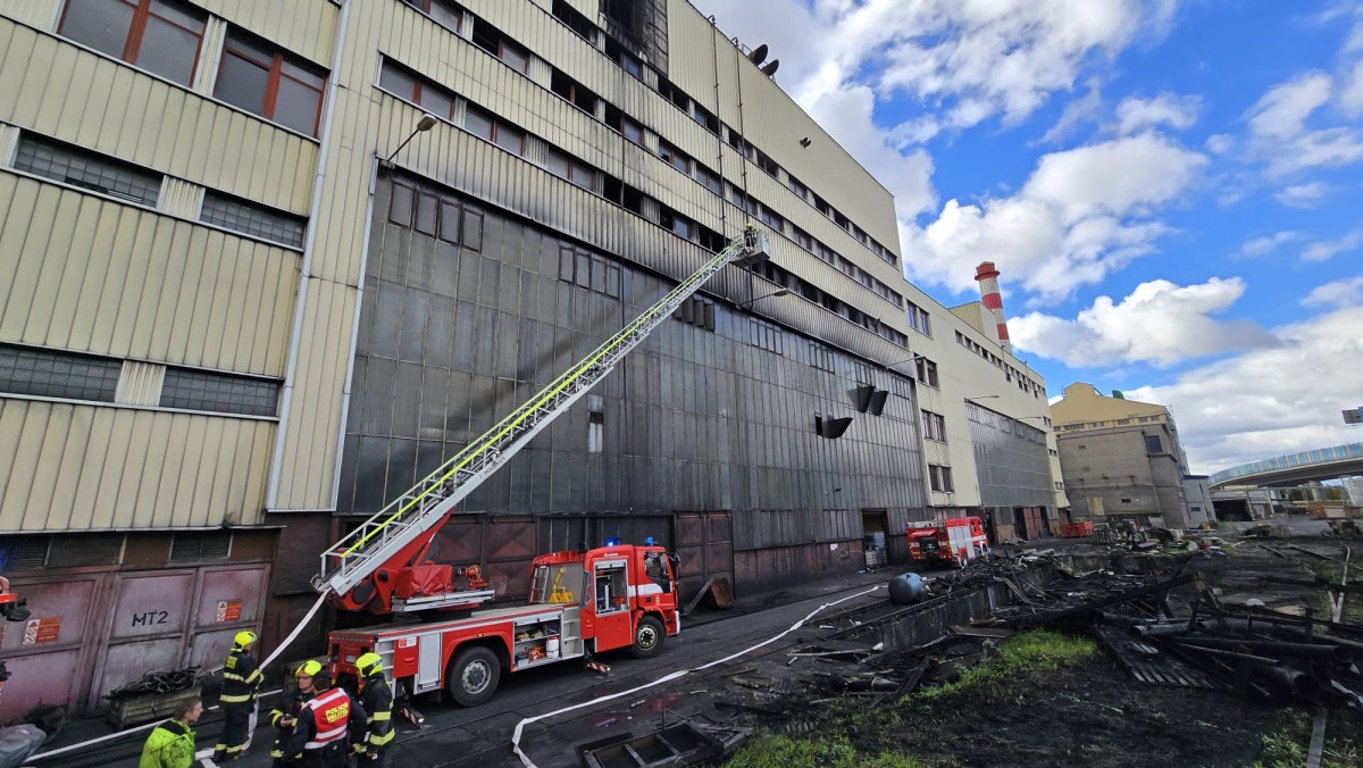 Pražští hasiči zasahovali u požáru v bývalé průmyslové budově, pět lidí evakuovali