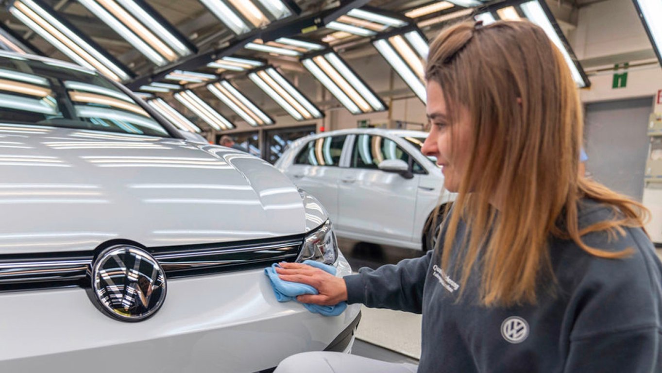 Škoda už válcuje Volkswagen a drží celý koncern nad vodou. Přesto začne propouštět – Češi zaplatí za úspěch Němců