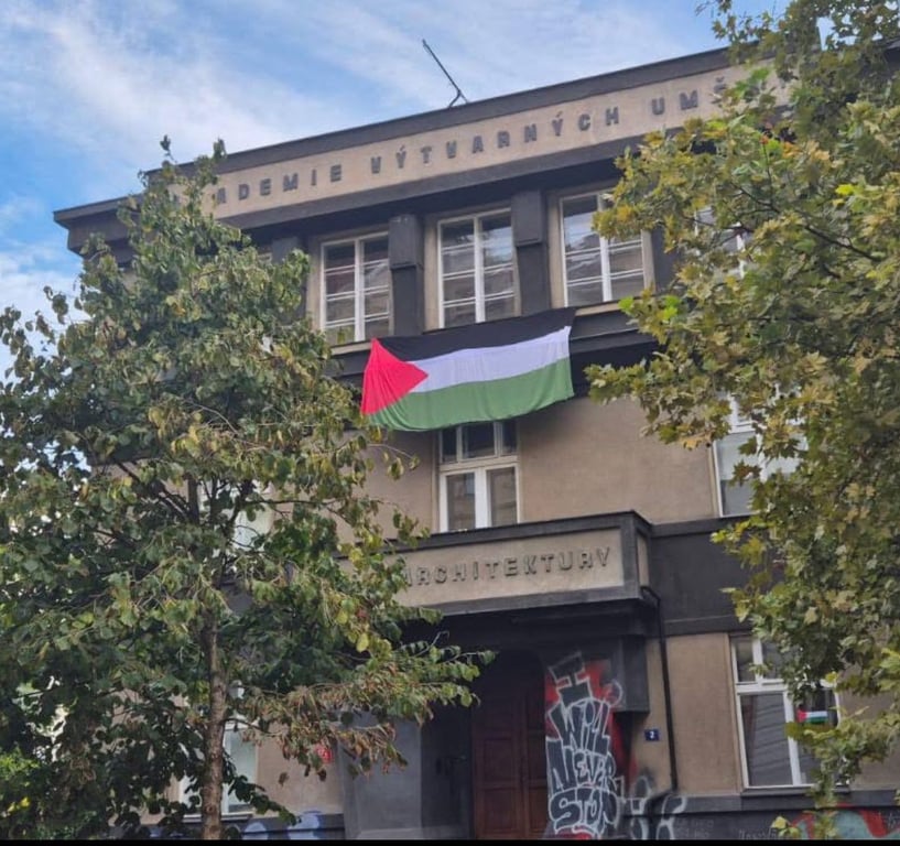 Studenti vysokých škol vyvěsili palestinské vlajky. Rektor: "Nemám to za provokaci"